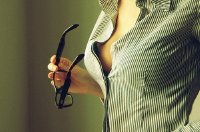 Khi phụ nữ vô tình tuột một cúc áo ngực…