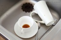 Bã trà, vỏ trứng, dầu mỡ,...lọt vào cống gây tắc nghẽn