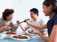 Gắp thức ăn cho nhau , tặng vi khuẩn chết người