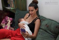 Hậu quả chết người  của việc sử dụng điện thoại khi cho con bú