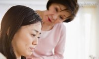 Em nhịn đói cũng được, anh cứ cầm tiền mua quà cho mẹ đi