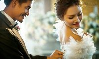 Đêm tân hôn chồng vội vàng bỏ chạy ngay sau khi lột váy ngủ của vợ ra