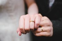 Chiếc nhẫn cưới và vết hằn trắng trên ngón áp út của người vợ
