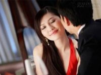 Thấy vợ má ấp vai kề trai lạ, chồng hùng hổ lao tới nhưng…