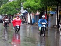 Những kinh nghiệm đi xe máy an toàn mùa mưa bão bạn cần biết
