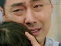 Hành động đáng ngẫm của người cha khi hai đứa trẻ đang cùng chới với dưới nước