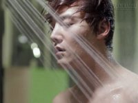 Chồng lao vào nhà tắm mỗi khi thấy ô sin quét nhà