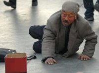 Bị ông lão ăn mày cho một cái tát, người chủ quán lẩu giật mình khi nhận ra điều này