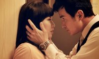 2 giờ đồng hồ tôi đứng chôn chân trước cửa nghe lén cuộc trò chuyện của chồng