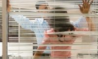 Lôi được cô trợ lý vào phòng họp, tôi chết ngất khi thấy vợ ngồi trong đó