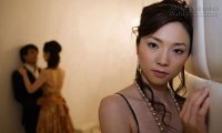 Đứng chôn chân nhìn chồng ôm người đàn bà khác