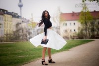 Tư vấn cách phối đồ với chân váy midi cho nàng thấp bé