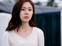 Em cứ nằm yên đó cho anh, có anh ở đây nó không dám làm gì em đâu!