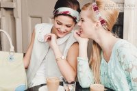 Diện mạo của quý cô được nhiều quý nhân vây xung quanh