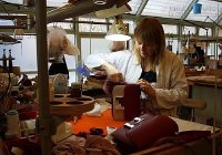 Đột nhập vào xưởng sản xuất những chiếc túi hàng hiệu