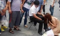 Câu nói của cô gái đánh giày khiến ông chủ doanh nghiệp lặng người