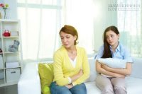 Tủi nhục mẹ chồng đay nghiến con dâu ăn cơm trước kẻng