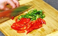 Cách đơn giản không bị cay khi cắt ớt
