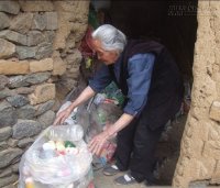 Sống trong biệt thự nhưng lại để mẹ đi nhặt ve chai và sự thật đáng ngẫm