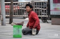 Hành động của ông lão khiến gã hành khất nhận ra bài học nhớ đời