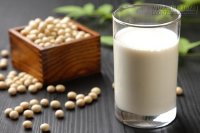 Nên uống sữa đậu nành hay sữa bò?