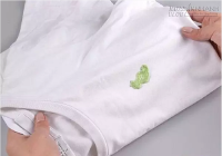 Những tuyệt chiêu đánh bay bã kẹo cao su dính trên quần áo