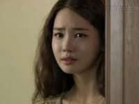 Lúc tôi đẩy cửa bước vào thì thấy cô ấy đang run người lấy chăn che tấm thân không mảnh vải