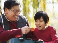 Cuốn sách và giỏ than của ông nội giúp thay đổi tâm hồn của người cháu trai