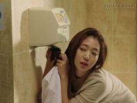 Lần đầu về ra mắt, tôi khóc dở mếu dở chỉ vì chiếc hộp quên chưa thủ tiêu trong nhà tắm