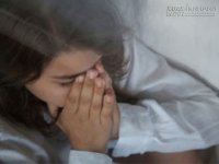 Chui gầm giường tìm chiếc nhẫn cưới bị rơi, không ngờ biết được việc động trời