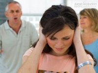 Bố chồng đập vỡ bình hoa rồi quát: Nhà này chỉ có con trai, con gái, không có con dâu!