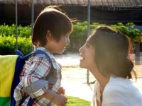 Hành động đáng ngẫm của người mẹ khi biết con lấy trộm giấy vệ sinh của nhà hàng