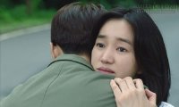 Tôi đã chạy đến ôm vợ sau khi thấy em gái lột trần bộ mặt của cô ấy