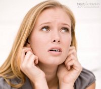 Mẹo hay chữa ngứa họng bằng... gãi tai