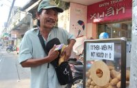 Thùng bánh mì miễn phí trên phố Sài Gòn