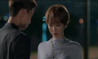 Chồng chạy thục mạng về nhà nhờ vợ cứu sau trận đánh ghen dã man của chồng bồ