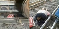Người phụ nữ nằm im cứu mình khi 56 toa tàu chạy băng qua người