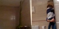 Kinh hoàng con trăn dài 1,2m hung hãn đột nhập vào phòng tắm