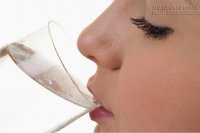 Đây là lí do tại sao bạn nên uống 1 ly nước ấm khi vừa thức giấc