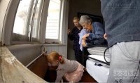 Chơi trò trốn tìm, bé gái 7 tuổi bỗng dưng phát hiện bí mật khiến cả nhà sốc nặng