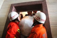 Cô dâu chú rể mắc kẹt trong thang máy vào đúng giờ khắc quan trọng