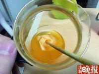 Nước giải khát bị giấy hút màu có gây hại cho sức khỏe người uống?