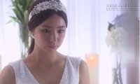 Ngày hôn lễ, cô dâu chết sững khi hôn phu ngồi xe lăn tiến vào lễ đường