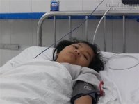 Nữ sinh bị xô xuống đường khi xe buýt đang chạy
