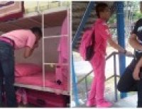 Nam sinh cuồng màu hồng bị bạn bè xa lánh