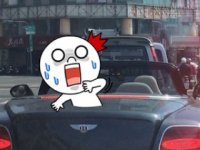 Chàng trai siêu ngầu khiến các nàng mê đắm cho tới khi mở nắp chiếc mui trần