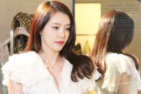 Tôi đứng ở quầy lễ tân cười và chào hỏi khi chồng vào khách sạn với gái trẻ