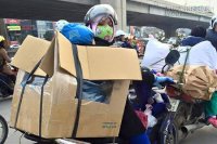 Ảnh mẹ đóng thùng đèo con về quê ăn Tết gây sốc