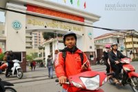 Nam sinh ĐH Bách Khoa Hà Nội chạy xe ôm kiếm tiền chữa bệnh hiểm nghèo cho bạn