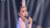Nữ ca sĩ lộ hát nhép khi cầm micro ngược trên truyền hình